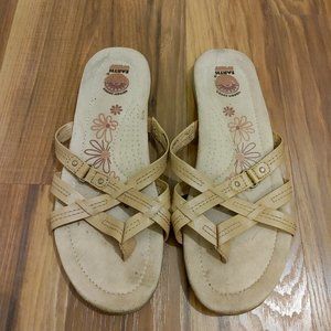 Women's size 9 tan flip flops